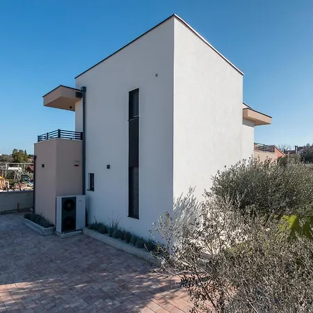 M Villa *